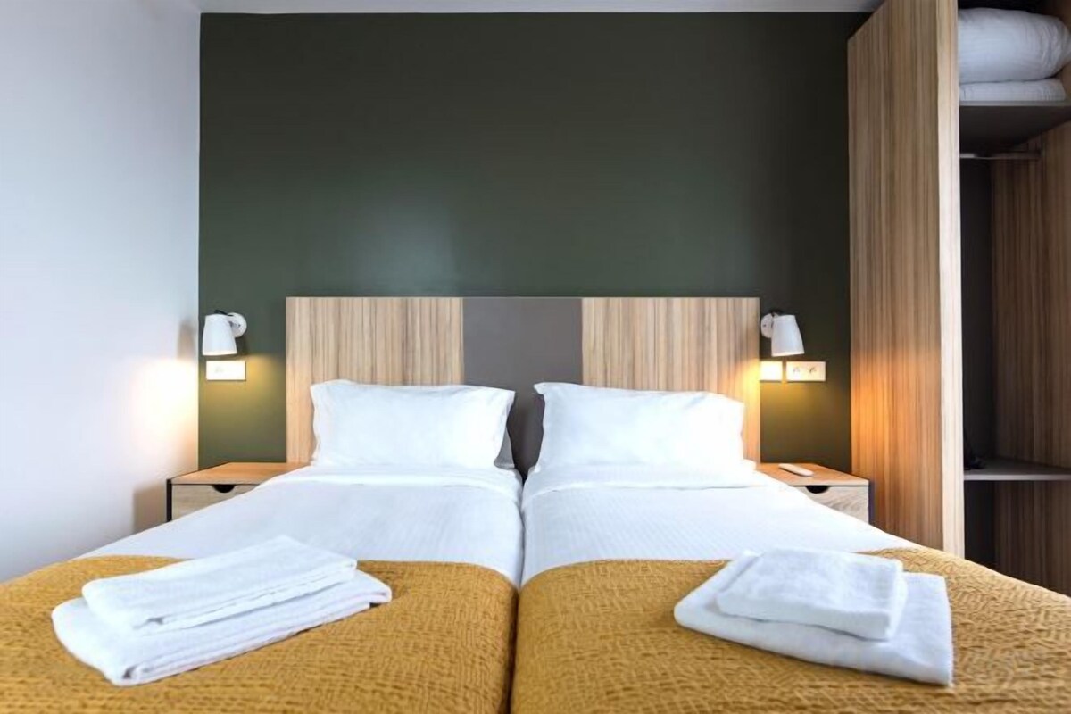 Roupas de cama premium, espaço de trabalho para notebook