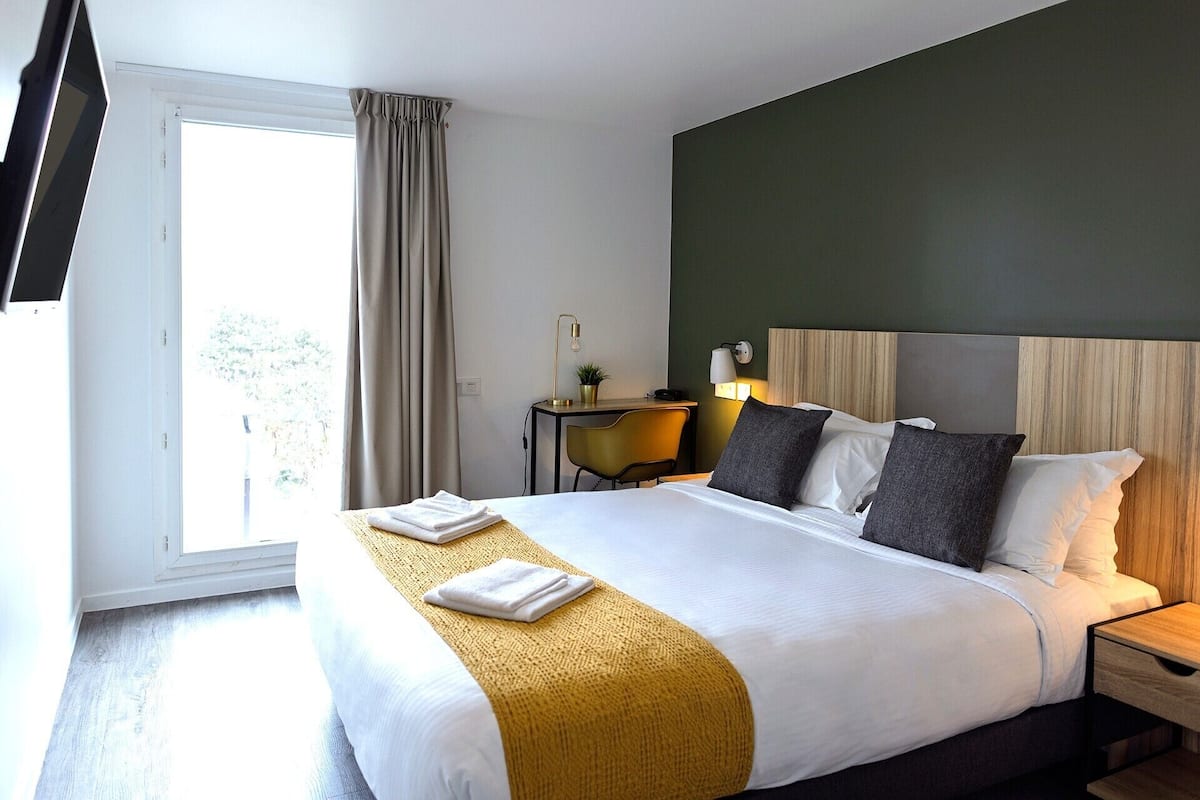 1 bedroom, premium bedding, laptop workspace, soundproofing