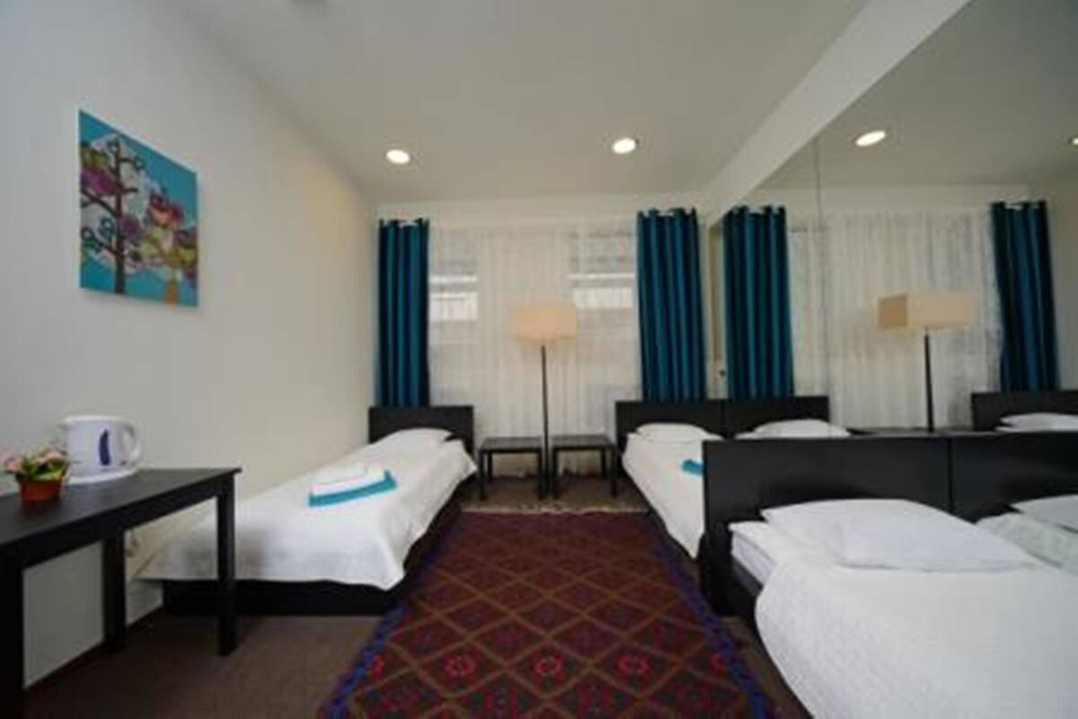 Economy-værelse til 3 personer - 3 enkeltsenge (Shared Bathroom) | Premium-sengetøj, pengeskab på værelset, skrivebord