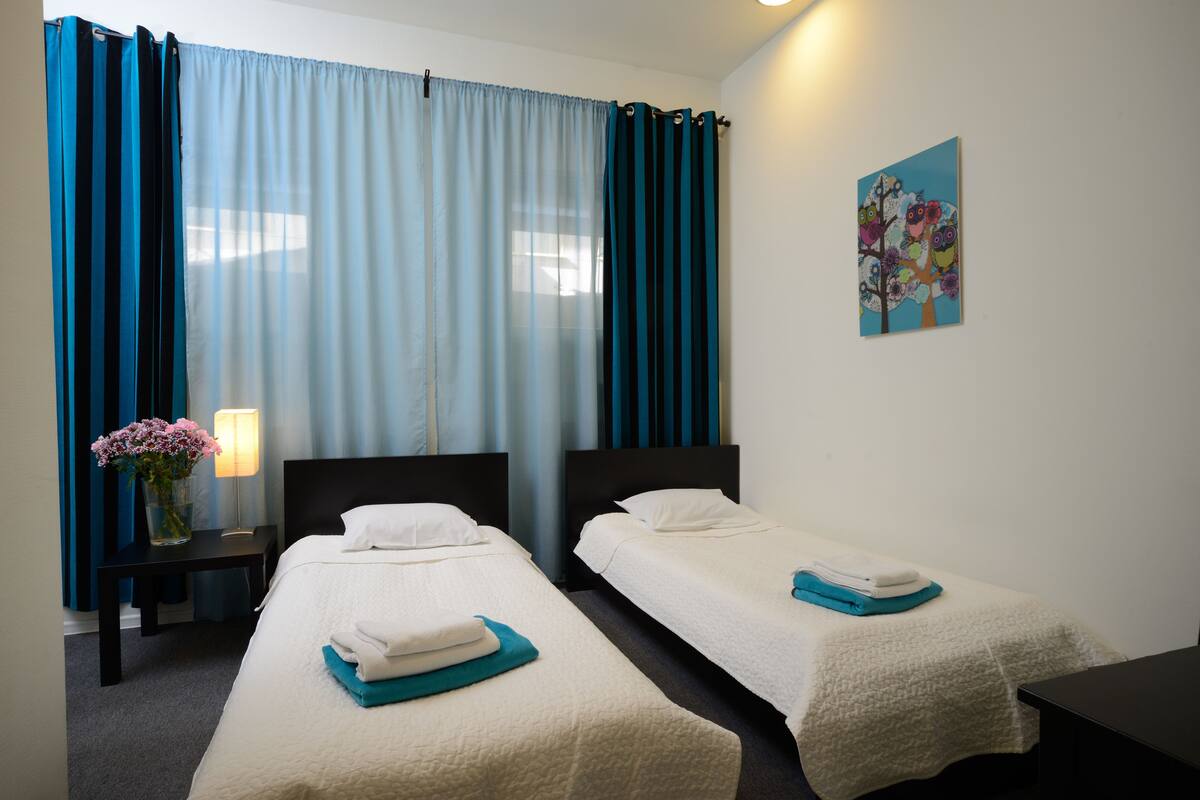 Premium-sengetøj, pengeskab på værelset, skrivebord