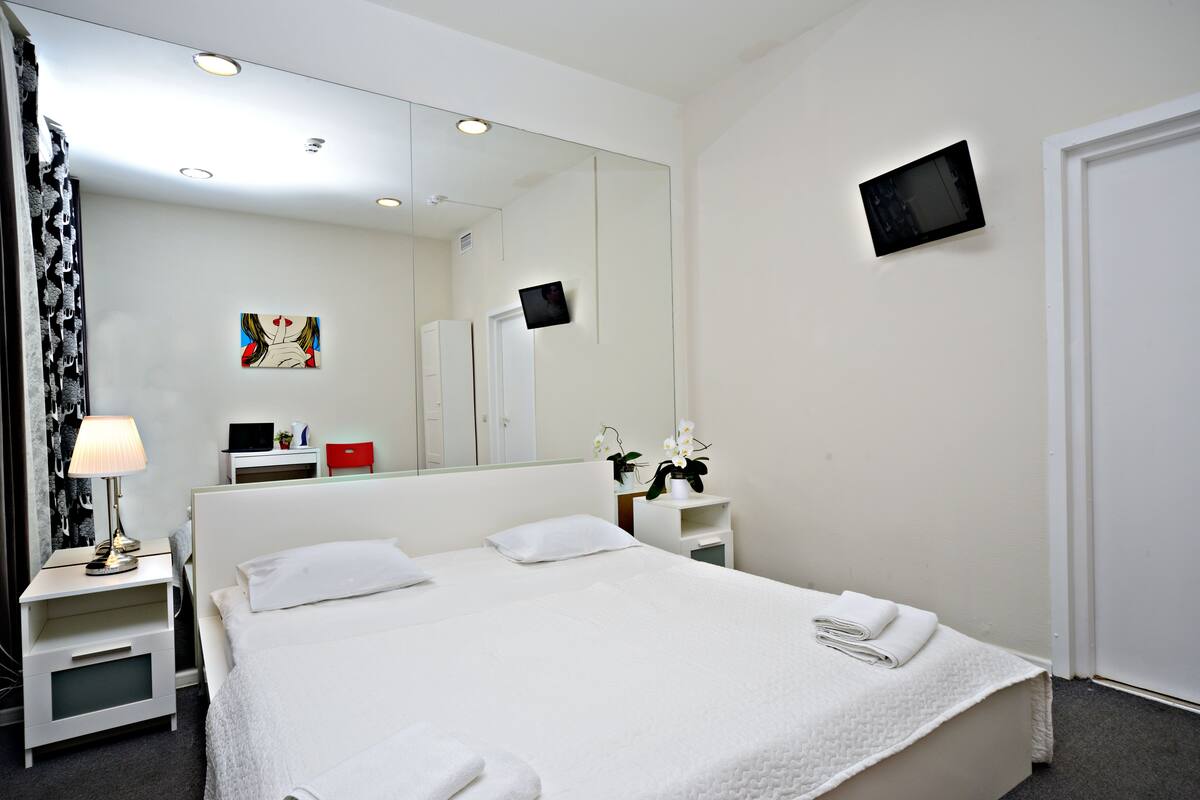 Economy-dobbeltværelse - 1 dobbeltseng (Shared Bathroom) | Premium-sengetøj, pengeskab på værelset, skrivebord