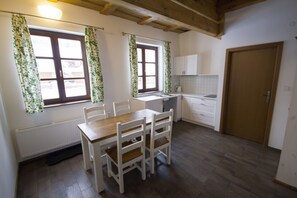 Apartment, 1 Schlafzimmer, barrierefrei, Kochnische | Essbereich im Zimmer