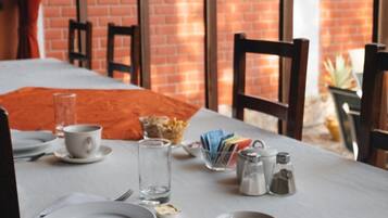 Café da manhã completo grátis todos os dias