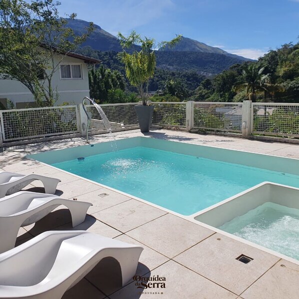 Piscine extérieure, chaises longues