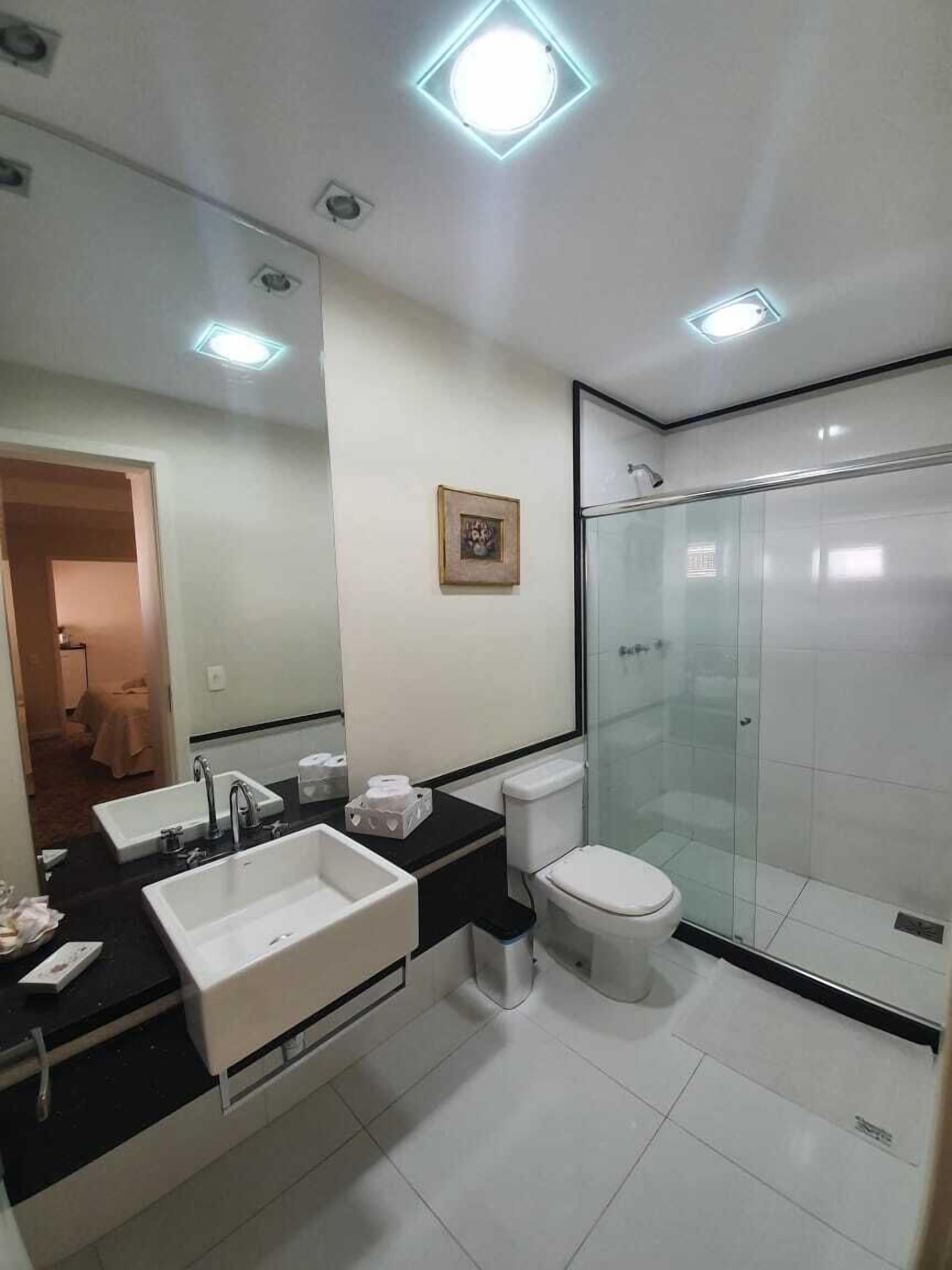 ห้องดีลักซ์ดับเบิลหรือทวิน | ห้องน้ำ | ของใช้ในห้องน้ำฟรี, ผ้าเช็ดตัว, สบู่, ยาสระผม
