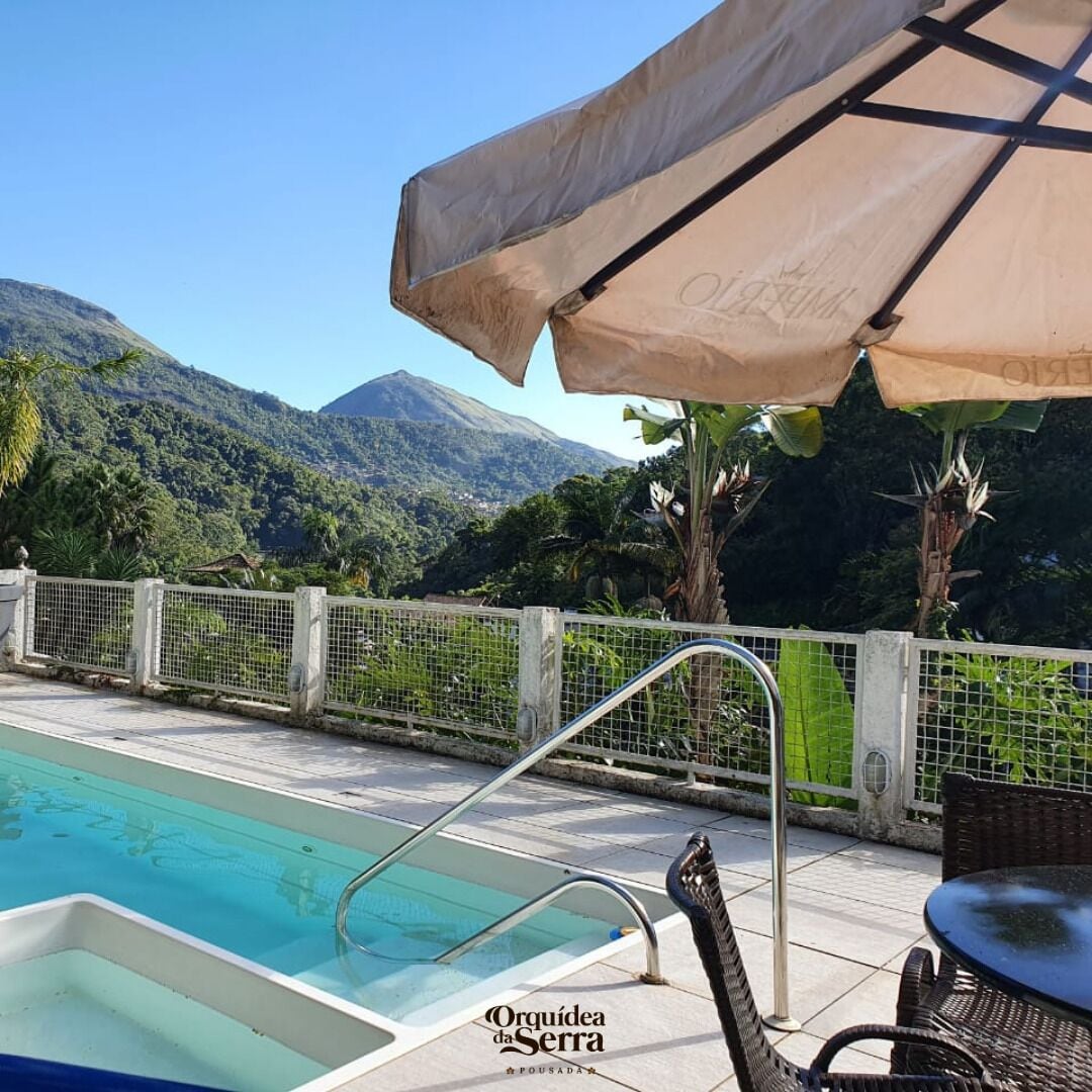 Una piscina al aire libre, tumbonas