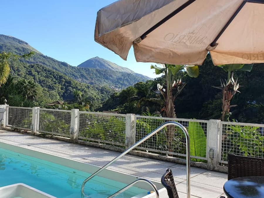 Kolam renang outdoor, dengan kursi berjemur