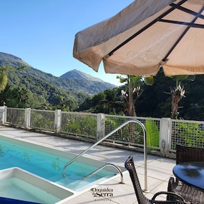 Outdoor pool, pool loungers - Pousada Orquídea da Serra (Petrópolis)