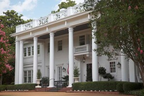 Property entrance - Fairview Inn (Jackson)