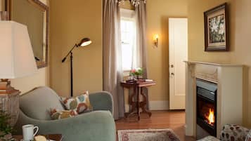 Deluxe Suite, 1 King Bed | Living area | TV, MP3 dock