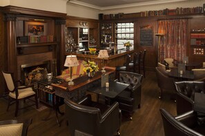 Serves lunch and happy hour - Fairview Inn (Jackson)