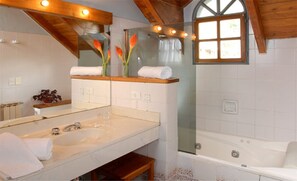 Combined shower/bathtub, deep-soaking bathtub, free toiletries, towels - Rupu Pehuen Resort (San Carlos de Bariloche)