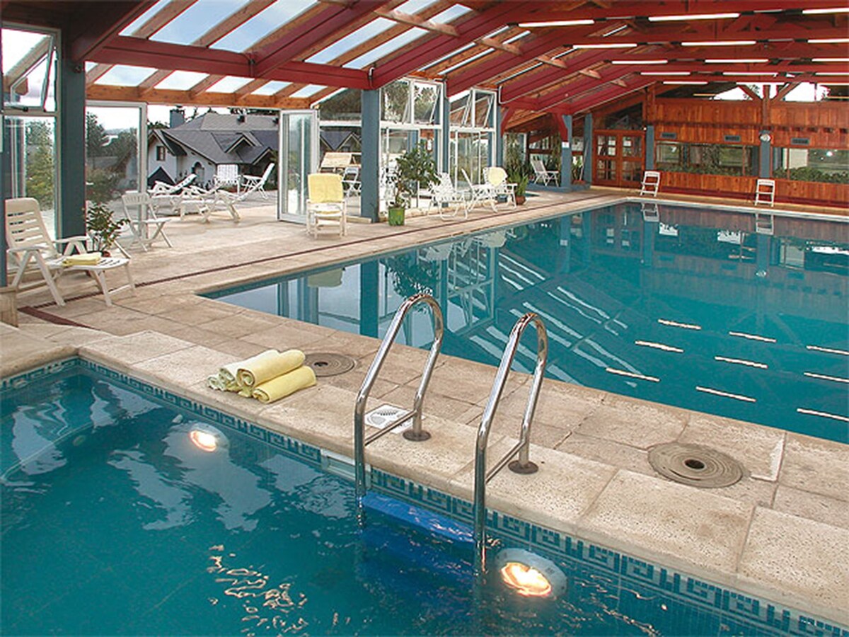 Una piscina cubierta