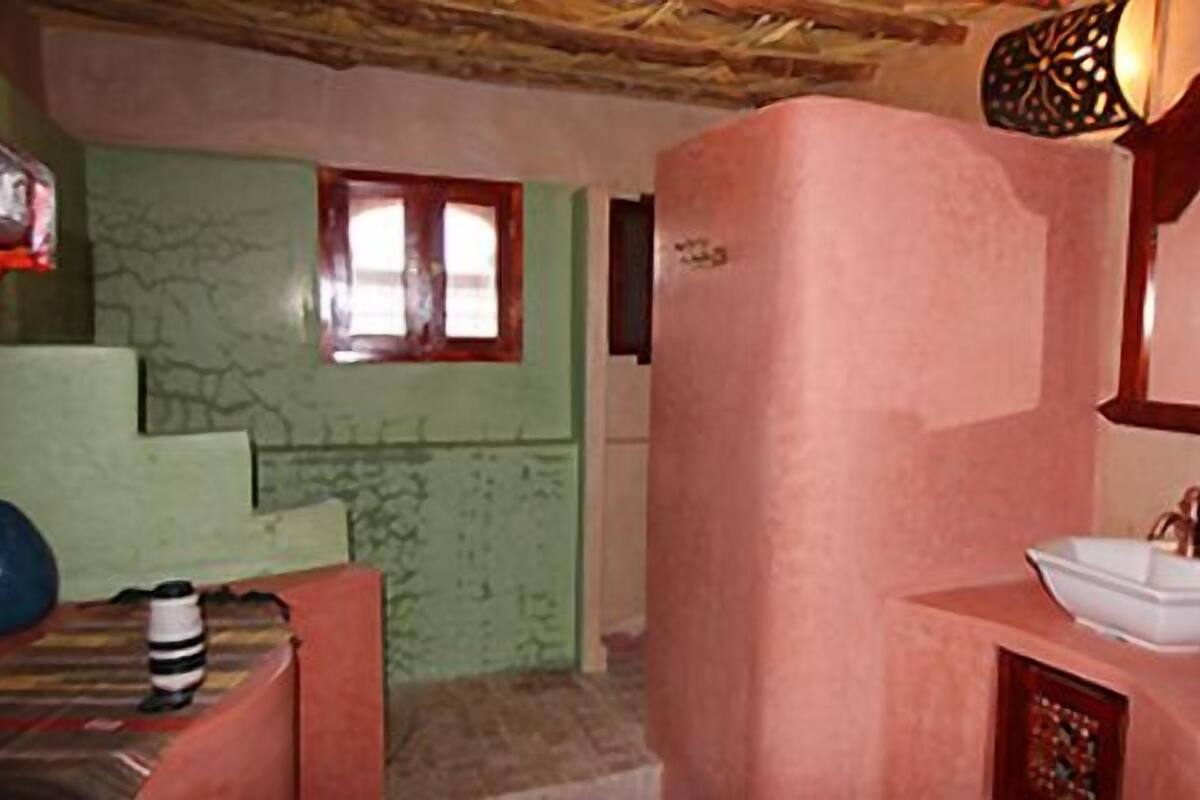 Shower, free toiletries, towels