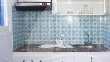 Studio | Privékitchenette | Een koelkast/vriezer, een oven, een kookplaat