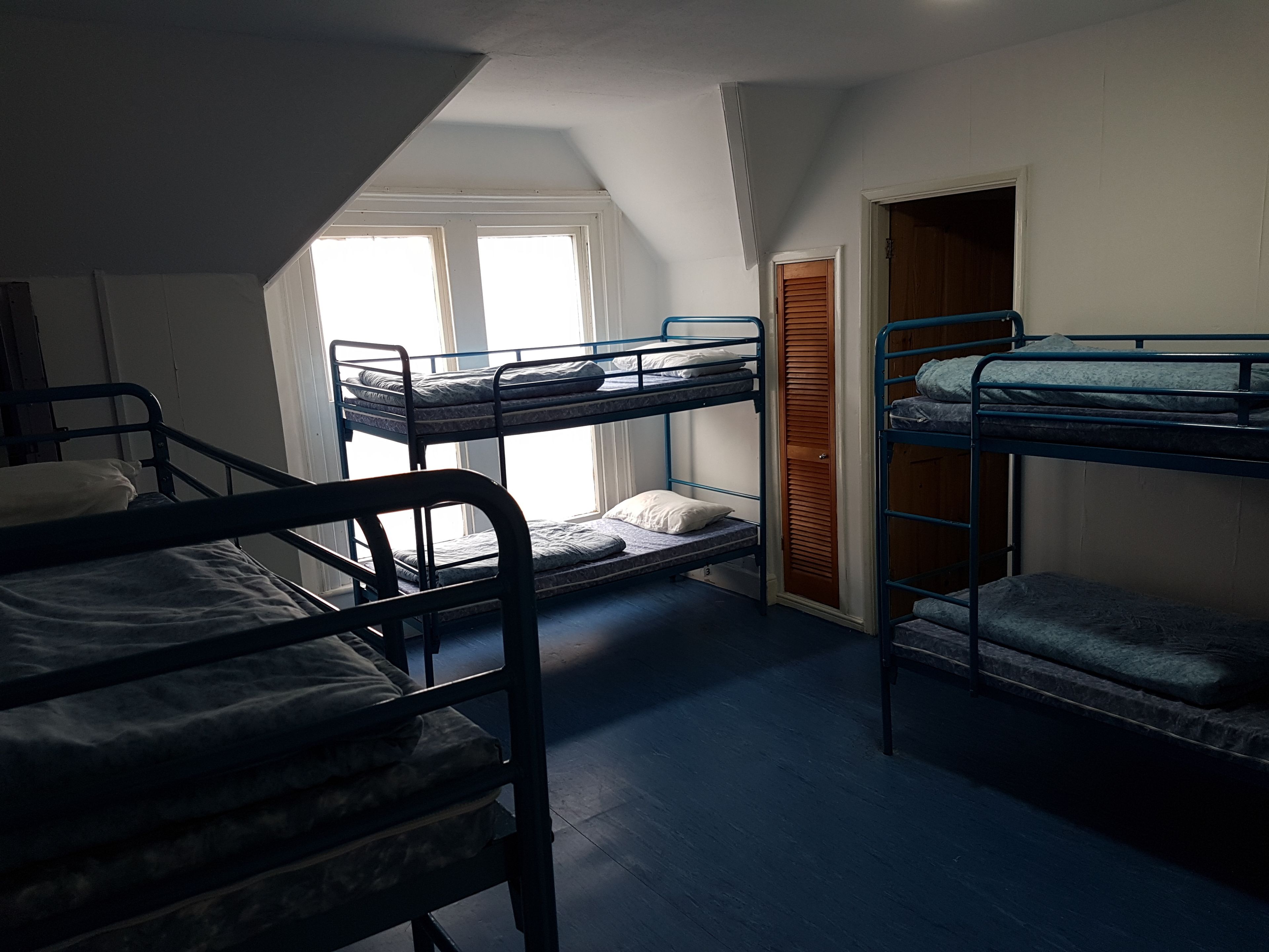 Dormitorio compartido básico, dormitorio mixto