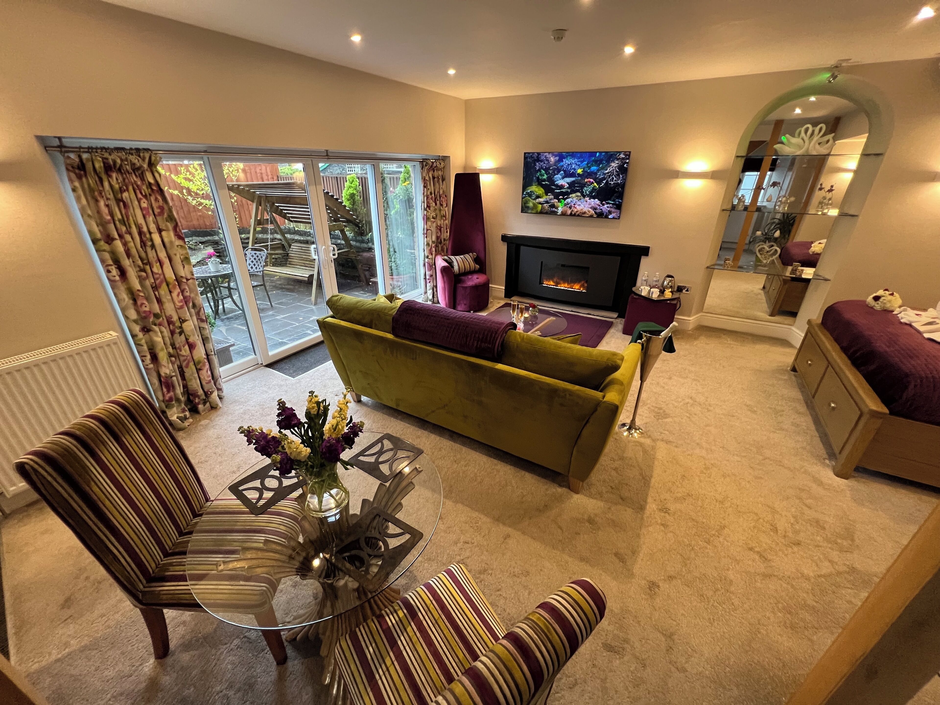 行政套房 (Sweetheart) | 起居区 | 55-英寸纯平电视 （配备数码频道）、电视