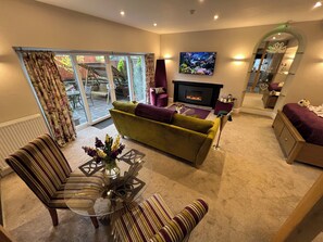 行政套房 (Sweetheart) | 起居区 | 55-英寸纯平电视 （配备数码频道）、电视