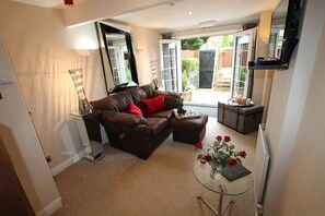 Superior-Suite, Whirlpool (Je T’adore) | Wohnbereich | 55-Zoll-Flachbildfernseher mit Digitalempfang, Fernseher