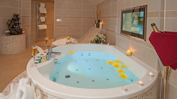 Luxury Suite (Honey) | Bathroom | Designer toiletries, hair dryer, bathrobes, towels