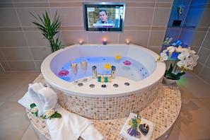 Executive Suite (Sweetheart) | Jetted tub - Windermere Boutique Hotel (Windermere)