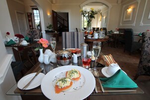 Frukost och middag serveras