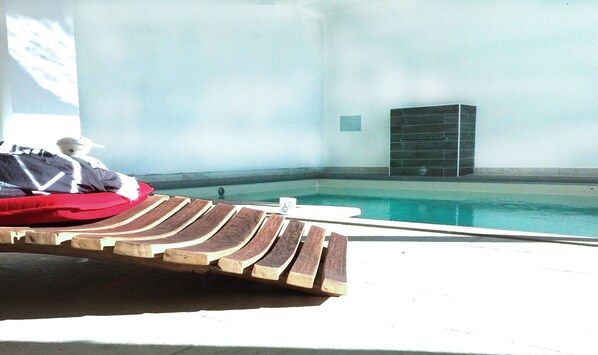 Indoor spa tub