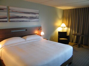 Habitación tradicional, 1 cama Queen size | Ropa de cama de alta calidad y escritorio 