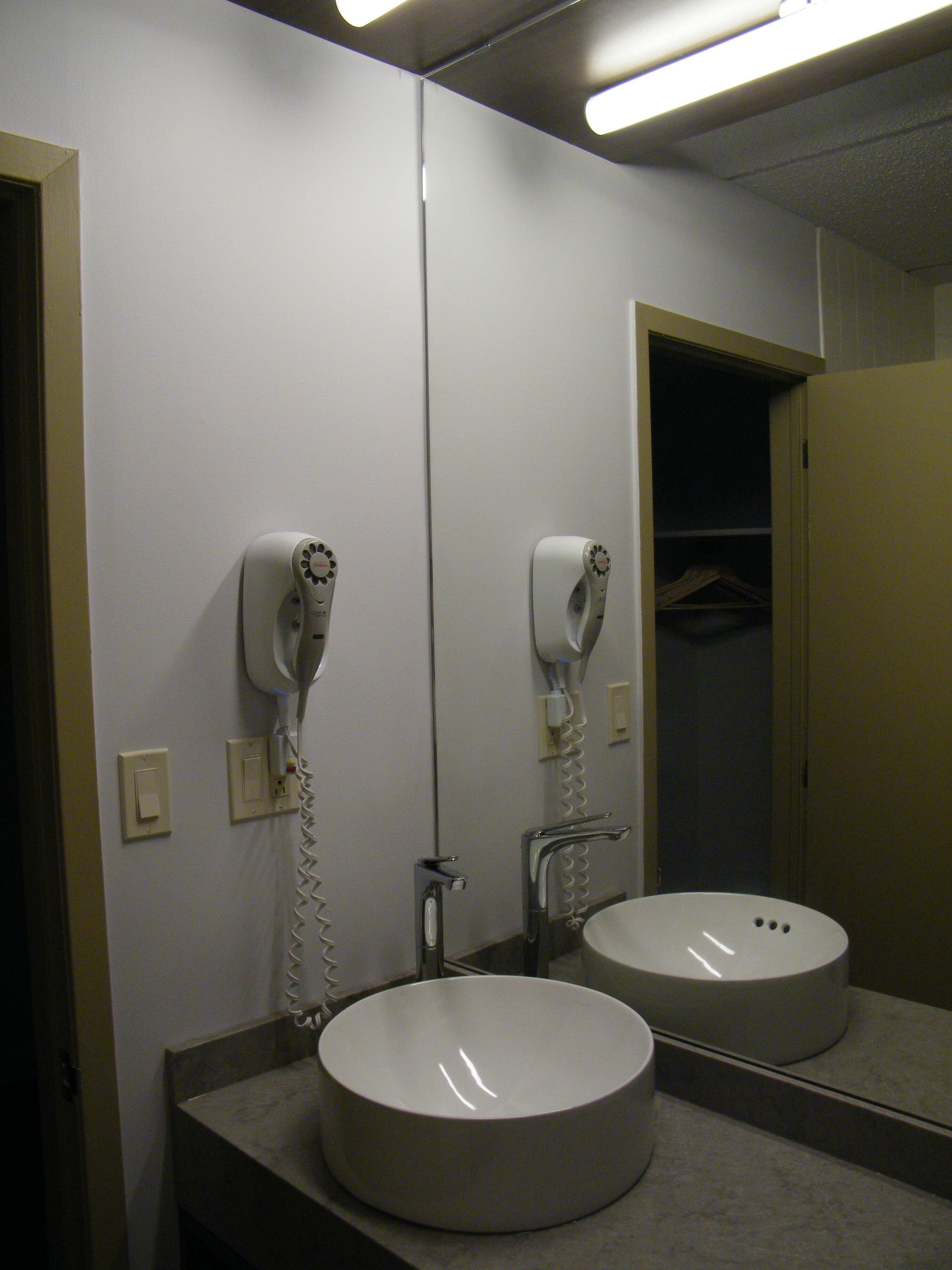 combined shower/bathtub, free toiletries, hair dryer, towels