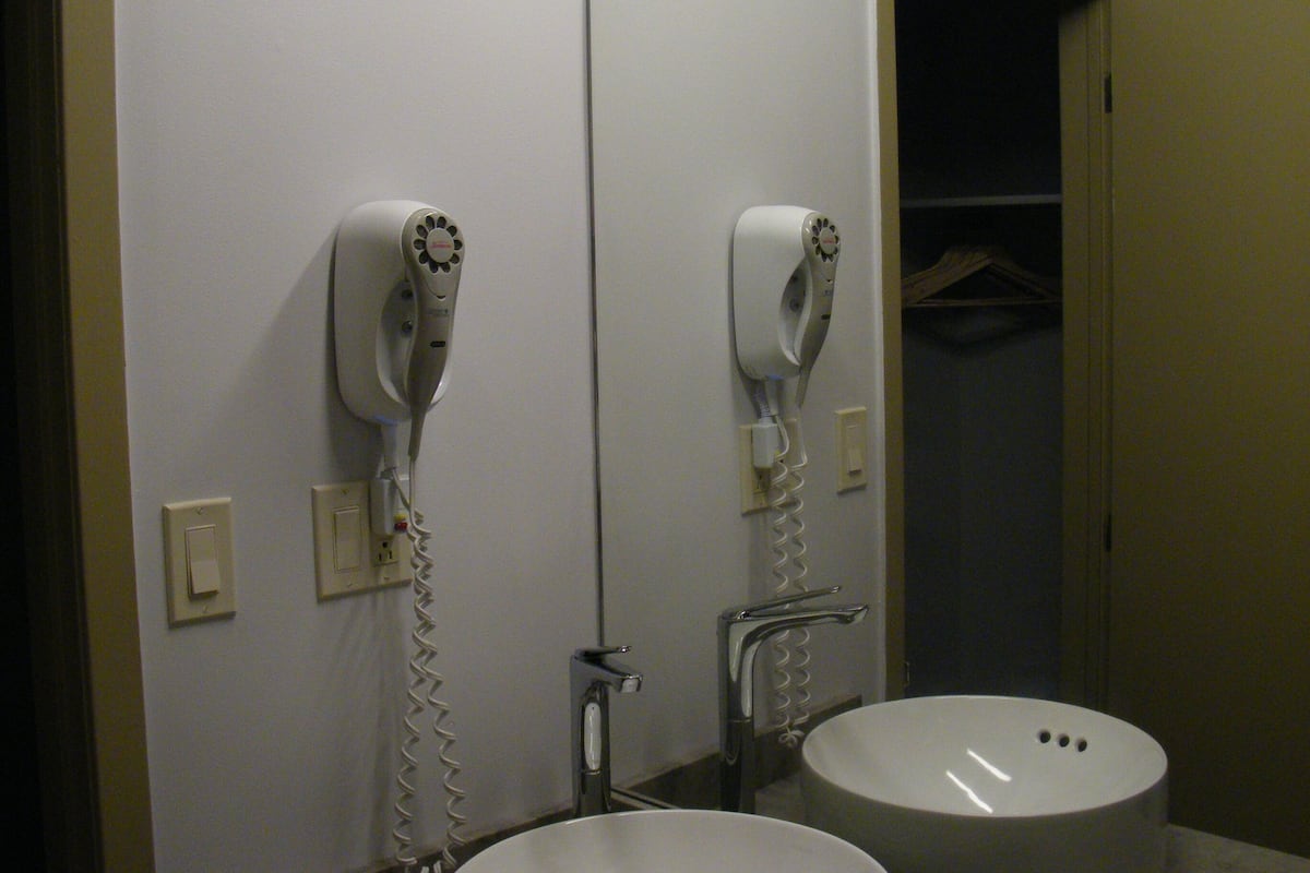 combined shower/bathtub, free toiletries, hair dryer, towels