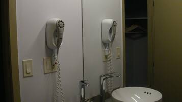 Bañera con ducha, artículos de tocador gratuitos, secador de pelo