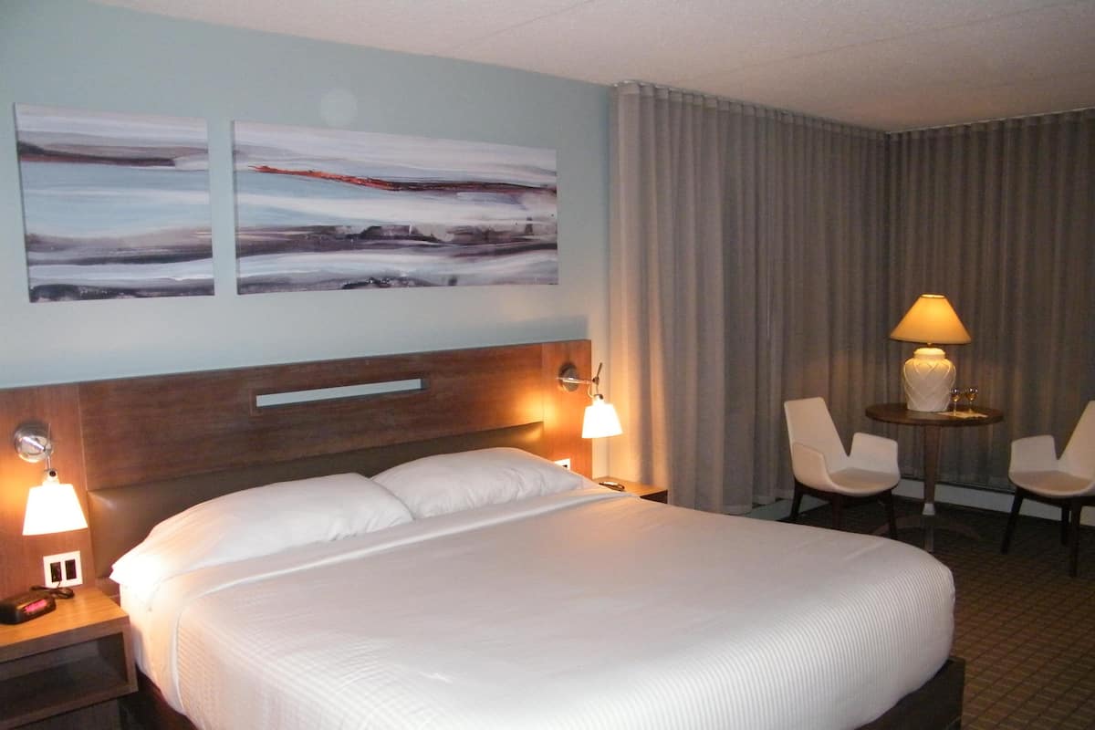 Traditional Room, 1 Queen Bed | Premium bedding, desk, iron/ironing board, free WiFi