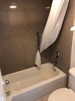 Combined shower/tub, free toiletries, towels