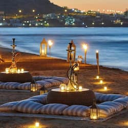 Sulla spiaggia, lettini da mare, teli da spiaggia, windsurf