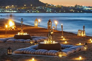 Plage, chaises longues, serviettes de plage, planche à voile