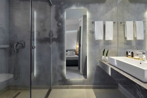 Pengering rambut, handuk, sampo, dan tisu toilet