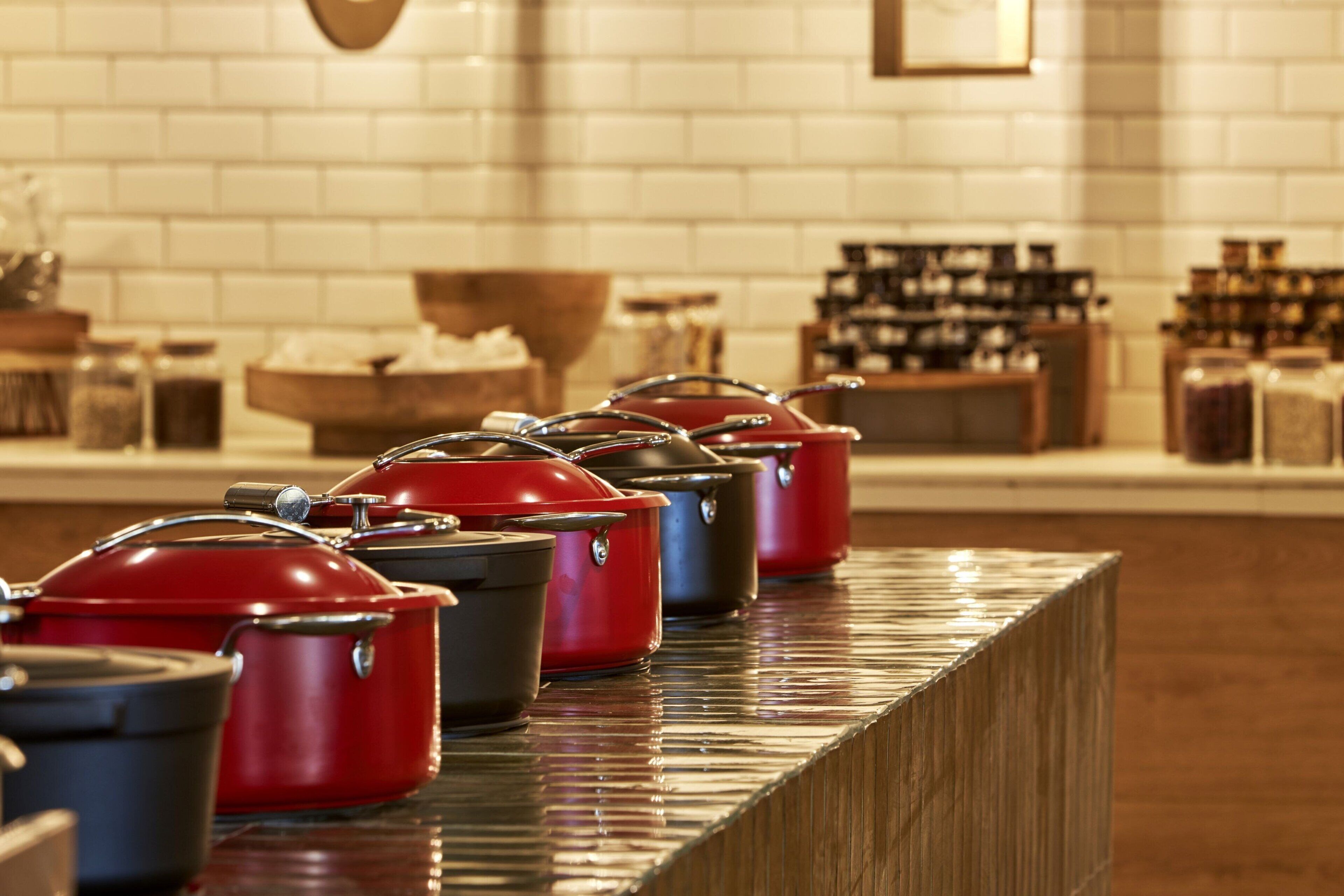 3 restaurants, breakfast, dinner served; international cuisine