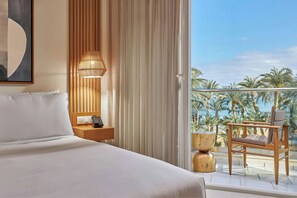 Een minibar, een kluis op de kamer, een bureau, geluiddichte muren