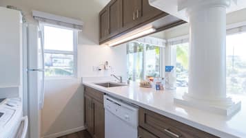 Refrigerador con freezer, microondas, horno, placa de cocina