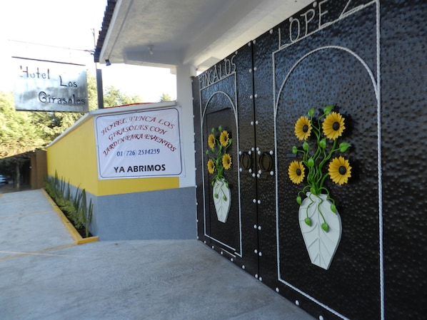 Parking - Hotel Finca los Girasoles (Valle de Bravo)