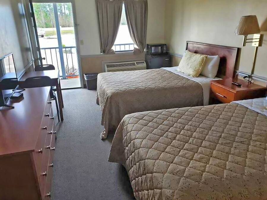 Cortinas blackout y tabla de planchar con plancha