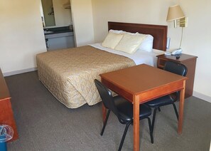 Habitación estándar, 1 cama de matrimonio grande, no fumadores | Cortinas opacas y tabla de planchar con plancha