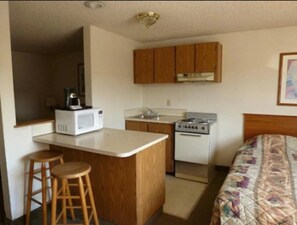 Private kitchenette - Sunshine Motel II (Fife)
