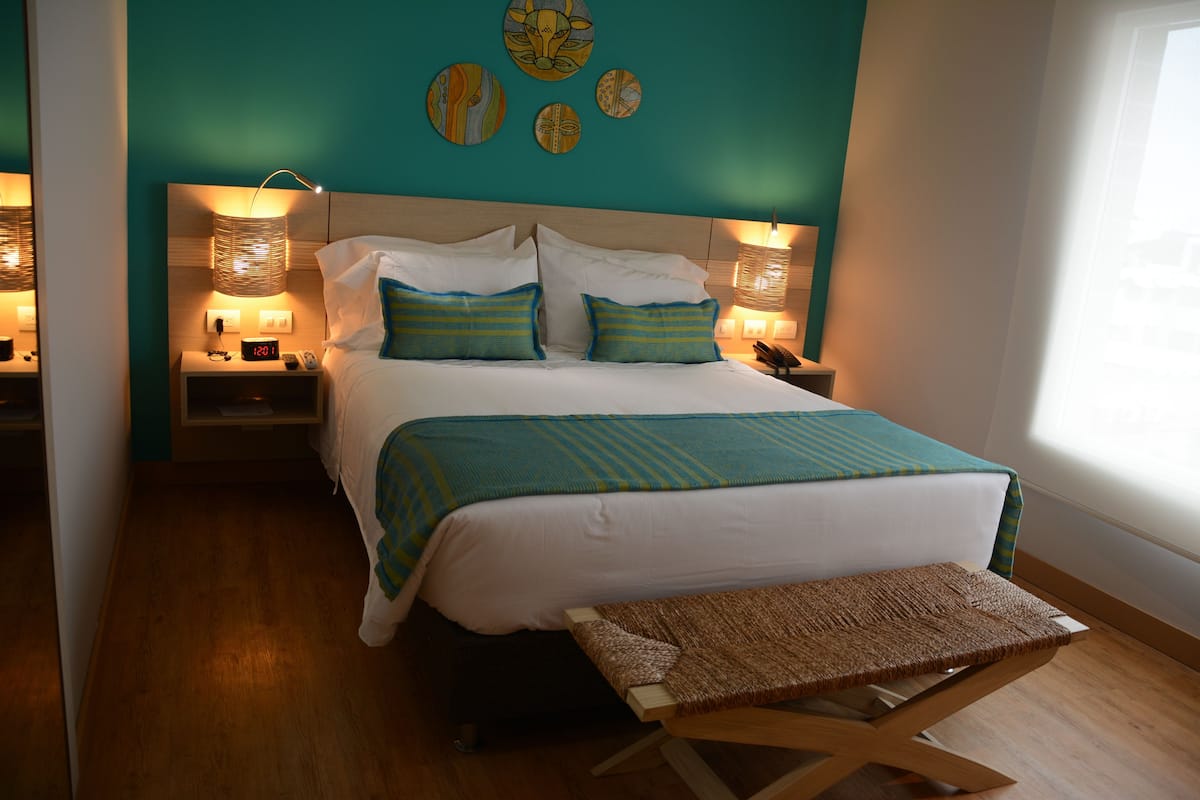 Standaard kamer | Luxe beddengoed, een minibar, een kluis op de kamer, een bureau