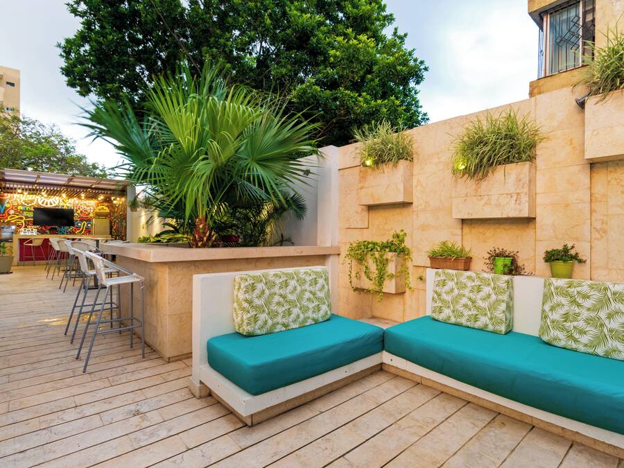 Un espace extérieur moderne, aménagé avec un banc intégré et un comptoir de bar.
