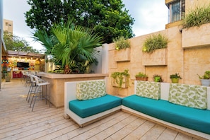 A modern outdoor seating area with a built-in bench and a bar counter. - BH Barranquilla (Barranquilla)