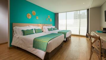 Ylelliset vuodevaatteet, tallelokero huoneessa, työpöytä, äänieristys