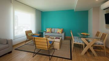Habitación junior | Ropa de cama de alta calidad, caja fuerte, escritorio