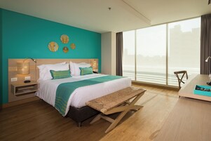 Ropa de cama de alta calidad y caja de seguridad en la habitación