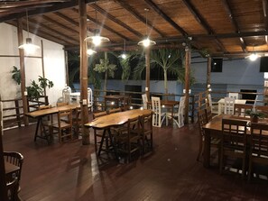 Petit déjeuner, déjeuner et dîner servis sur place